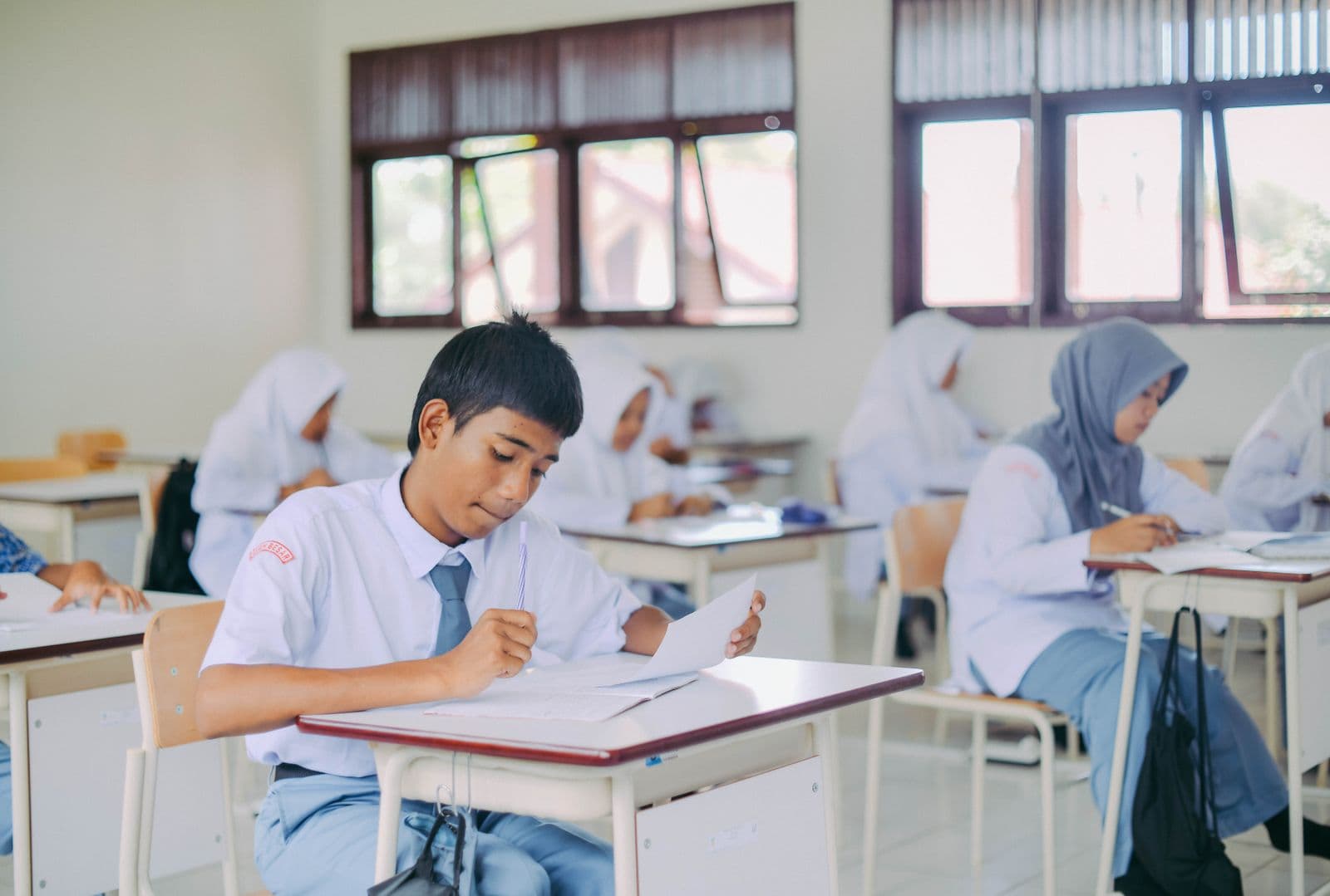 Siswa sekolah Indonesia belajar di ruang kelas yang terang